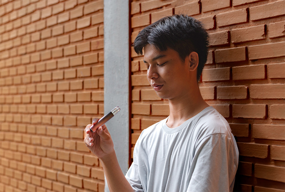 Person smoking a vape looking to quit vaping